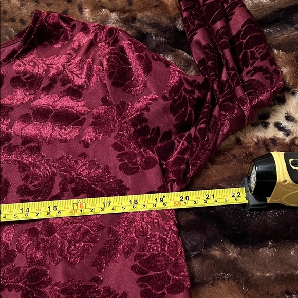 Sundance Elegant Burgundy Floral Velvet Women's Top - Picture 5 of 5